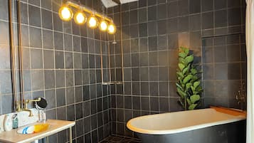 Chambre Standard, 1 lit double, non-fumeurs, vue piscine | Salle de bain | Sèche-cheveux, serviettes fournies, savon, papier toilette