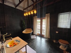 Chambre Standard, 1 lit double, non-fumeur, vue piscine | Salle de bain