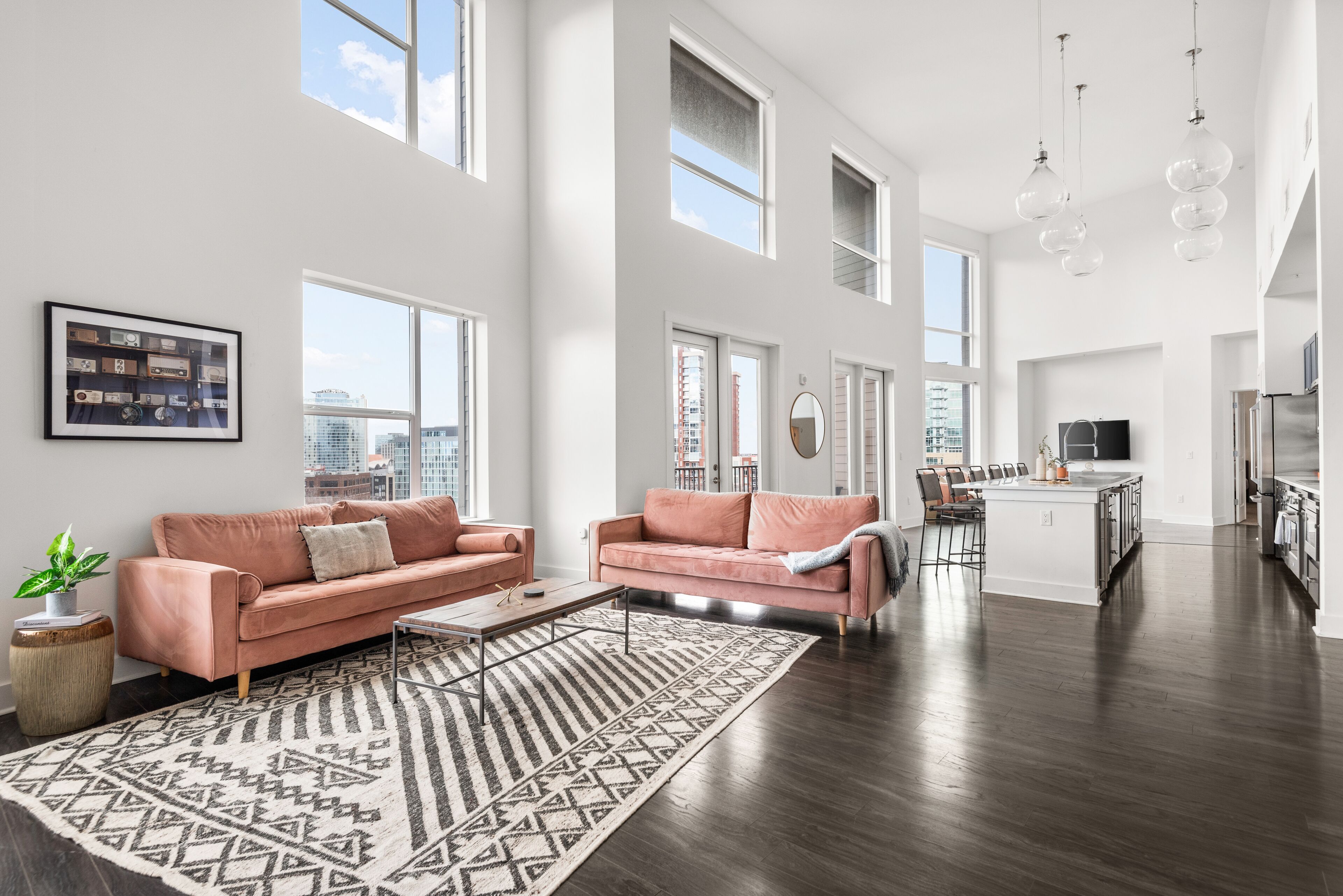 Loftsleilighet, 3 soverom | Oppholdsområde | En 50-tommers Flatskjerm-TV med digitale kanaler samt TV og Netflix