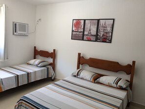 Suite superior, varias camas, no fumadores | Minibar, escritorio, cortinas opacas y wifi gratis