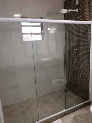 Superior Suite, Multiple Beds, Non Smoking | Bathroom | Shower, free toiletries, towels - JP Palace Hotel (Saquarema)
