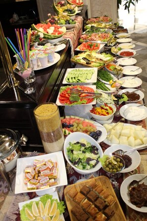 朝食 (ビュッフェ)、毎日提供 (無料)