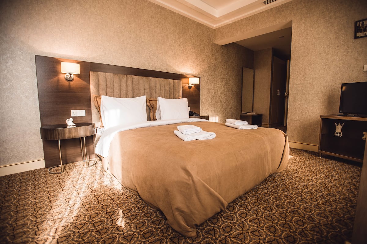 Minibar, free WiFi, bed sheets