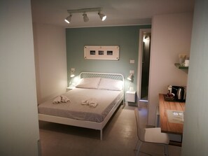 Premium bedding, individually decorated, individually furnished, desk - Simply House in Bari 2 (Bari)