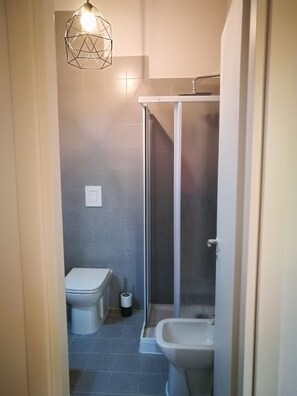 Shower, free toiletries, hair dryer, bidet - Simply House in Bari 2 (Bari)