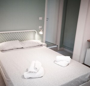 Premium bedding, individually decorated, individually furnished, desk - Simply House in Bari 2 (Bari)