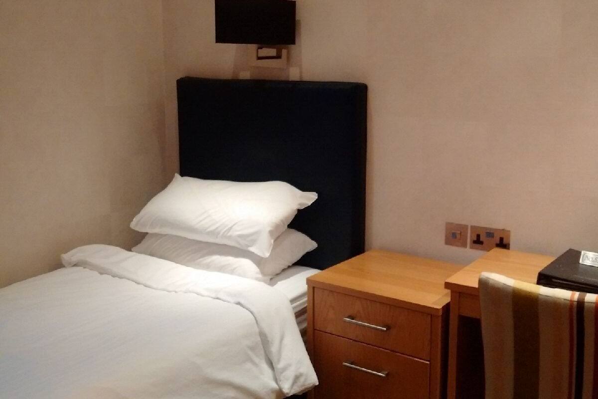 Chambre Simple, salle de bains attenante