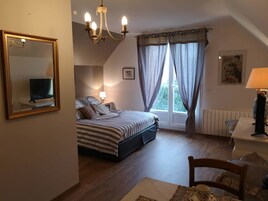 Decoración personalizada, muebles diferentes y cortinas blackout 