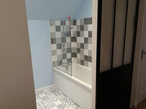 Baignoire, baignoire profonde, articles de toilette (gratuits)