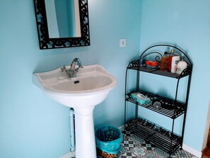 Bathtub, deep-soaking bathtub, free toiletries, hair dryer