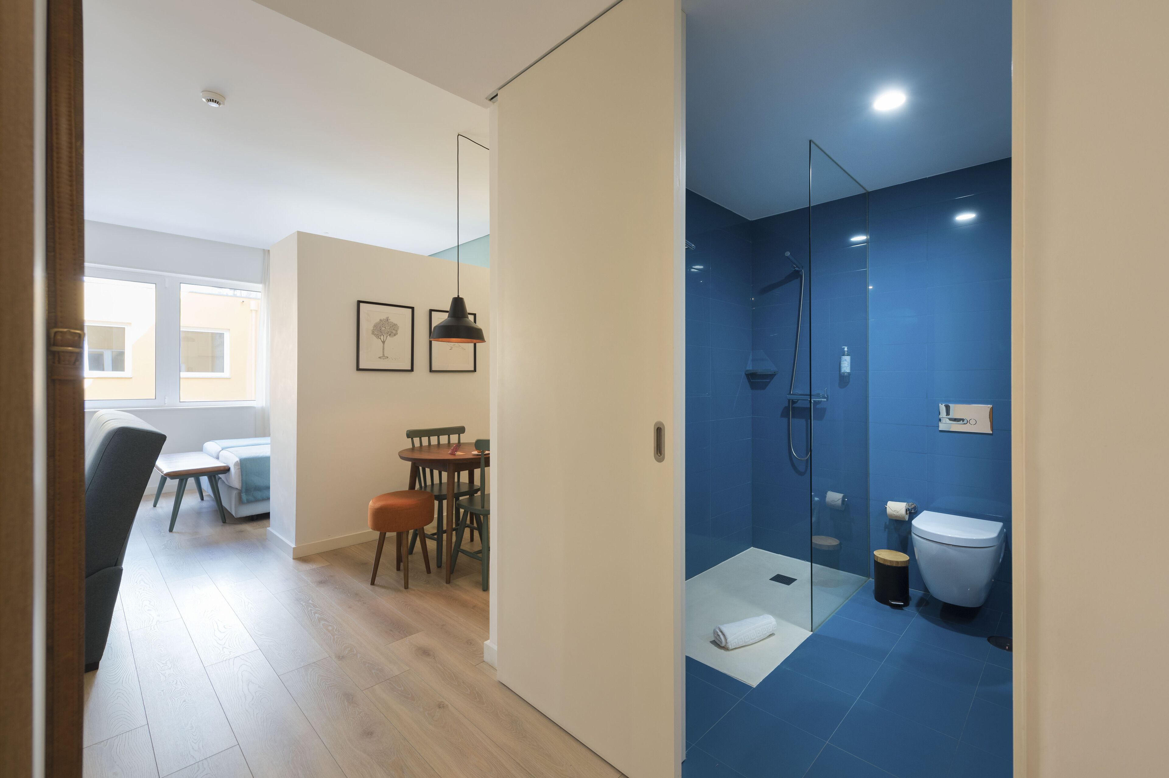 Un baño moderno con cabina de ducha de vidrio, inodoro y lavamanos.