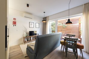 Leilighet, 1 soverom, terrasse (without elevator) | Oppholdsområde | Flatskjerm-TV