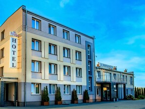 A hotel with a modern facade, multiple windows, and a flat roof. - Hotel Feniks (Gniezno)