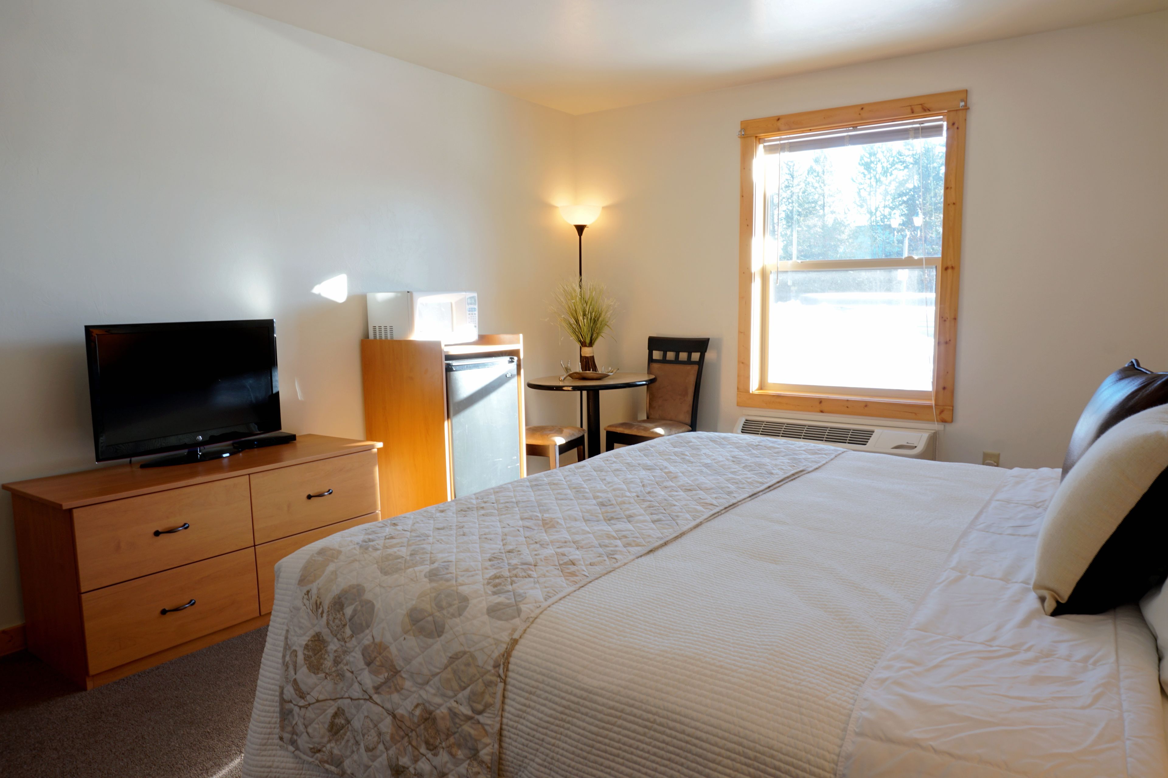 double room, 1 king bed, non smoking | 1 bedroom, desk, free wifi, bed sheets