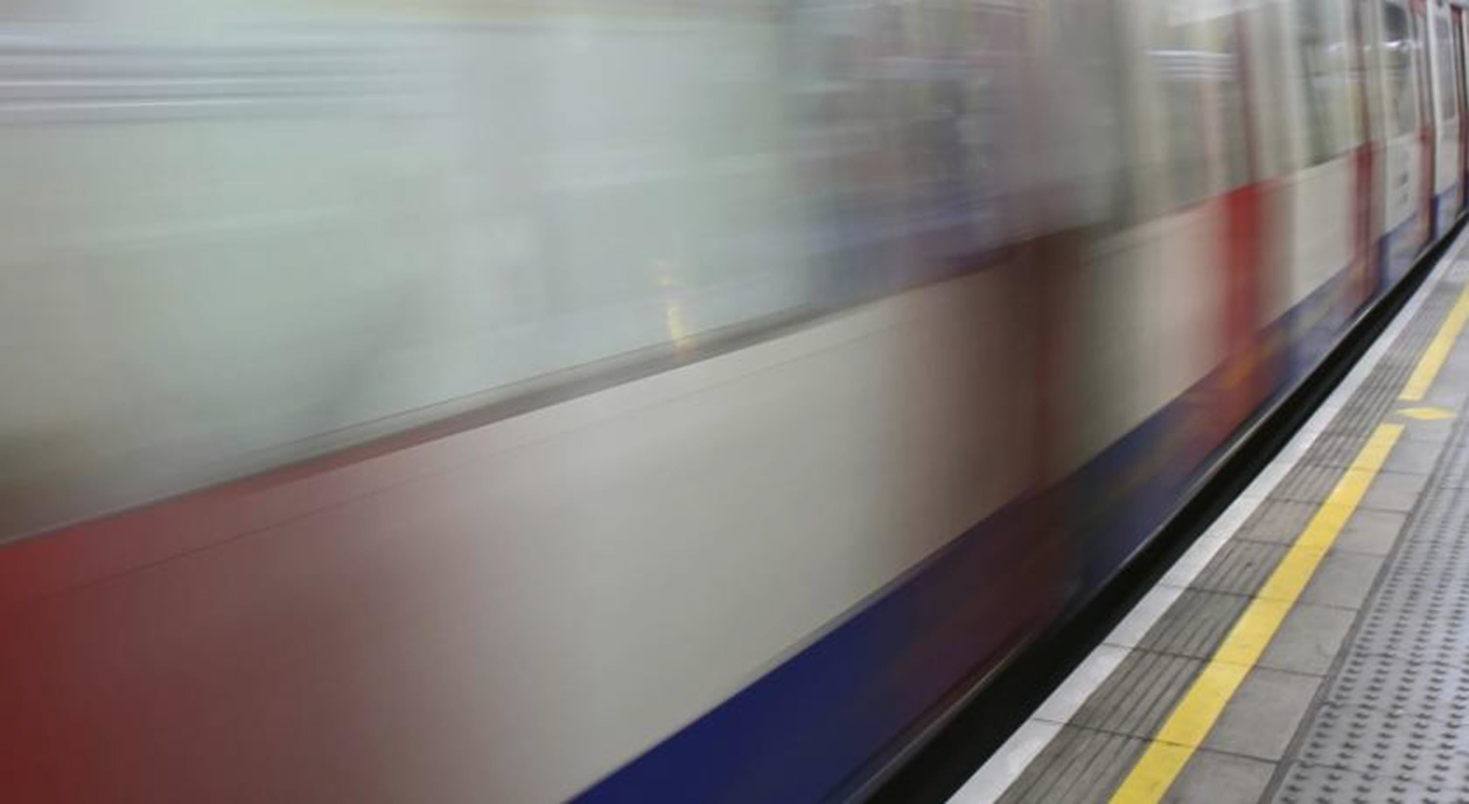 Un tren en movimiento en el andén de la estación.