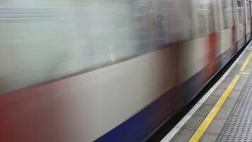 Un tren en movimiento en el andén de la estación.