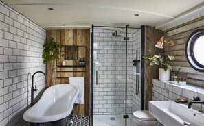 Ferienhütte | Badezimmer | Badewanne und Dusche (separat), kostenlose Toilettenartikel, Handtücher