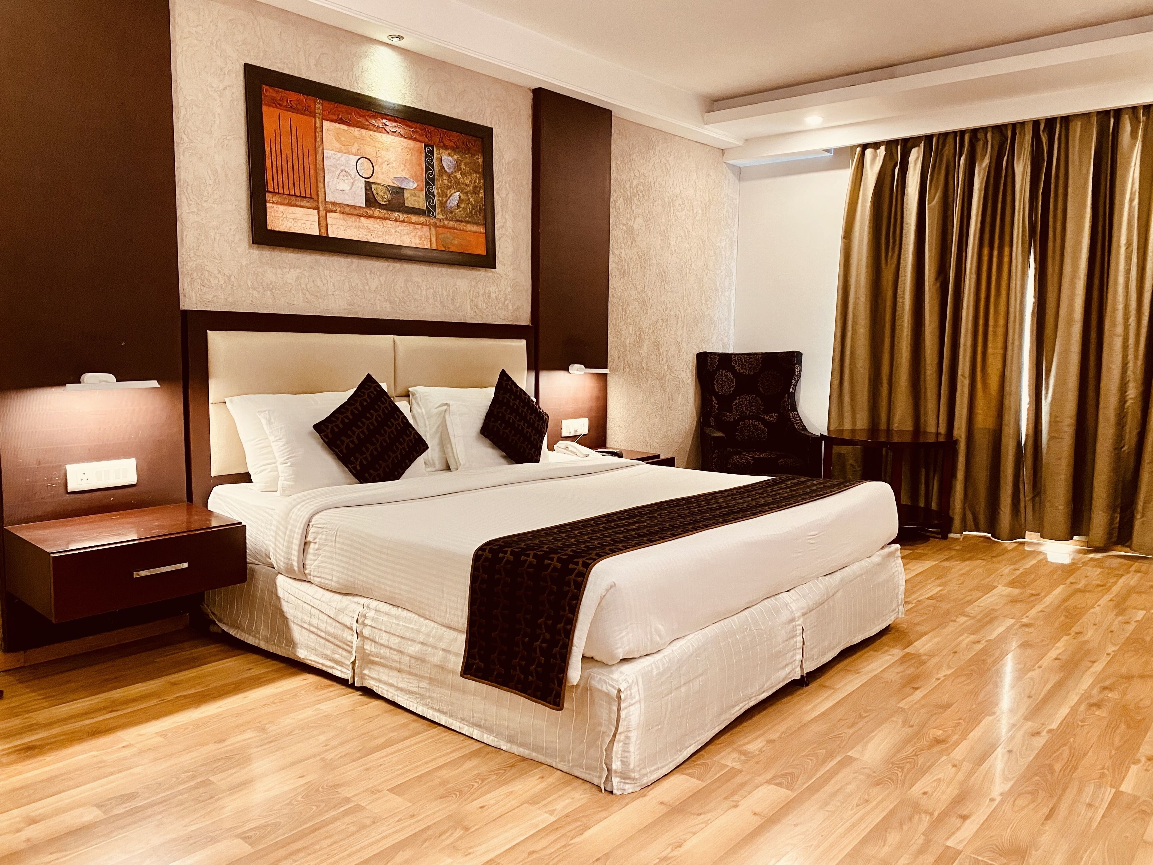 尊荣双人房或双床房, 1 张特大床 | 1 多间卧室、迷你吧、客房内保险箱、特色装修