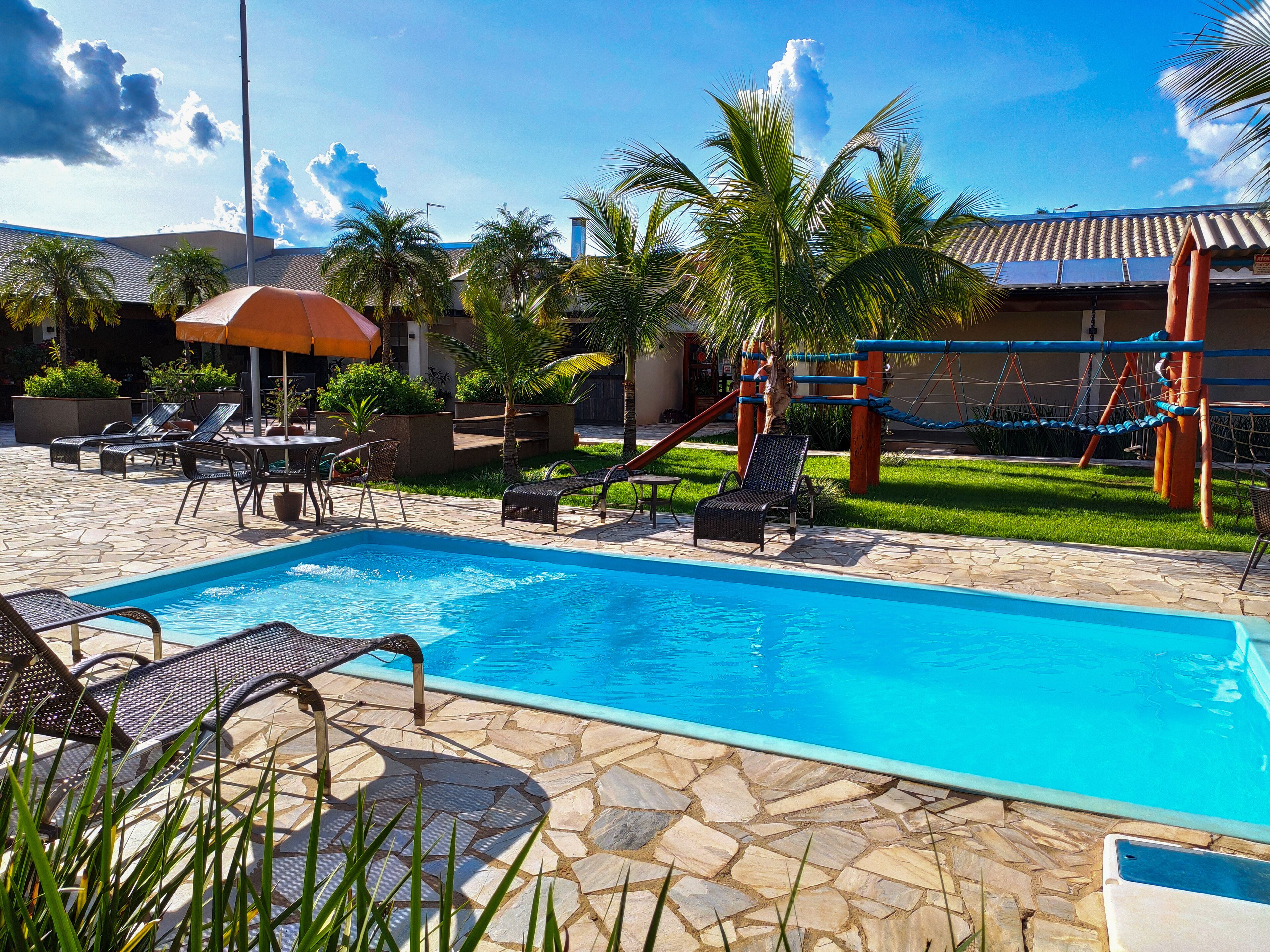 2 piscines a l'aire lliure (horari: 08:00-10:00), para-sols i gandules 