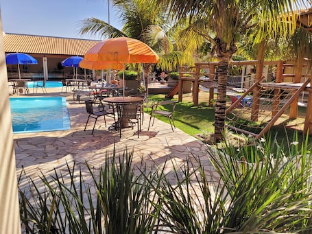 2 piscinas al aire libre, sombrillas, sillones reclinables de piscina