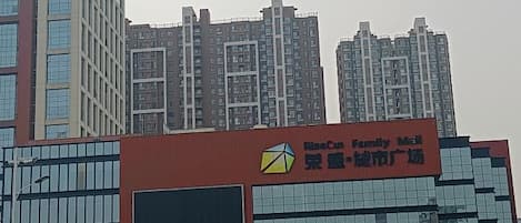 Um edifício com uma grande placa indicando um shopping center para famílias.