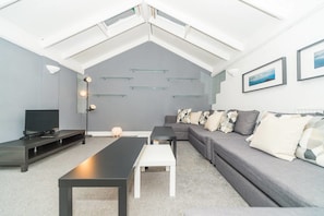 Apartment | Living room | Flat-screen TV - PML Apartments Victoria (London)