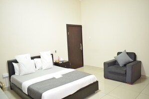 Premium bedding, desk, soundproofing, free WiFi - Relle Suites Hotel (Accra)