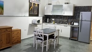 Classic Apartment, Multiple Beds, Non Smoking, Garden View | Private kitchen