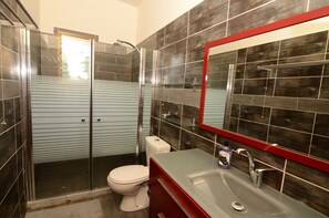 Appartement Classique, plusieurs lits, non-fumeur, vue jardin | Salle de bain
