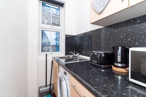 อพาร์ทเมนท์, 1 ห้องนอน (5th Floor) | ครัวส่วนตัว | ตู้เย็น, ไมโครเวฟ, เตาอบ, เตาประกอบอาหาร