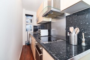 Apartment, 1 Schlafzimmer (5th Floor) | Eigene Küche | Kühlschrank, Mikrowelle, Ofen, Herdplatte