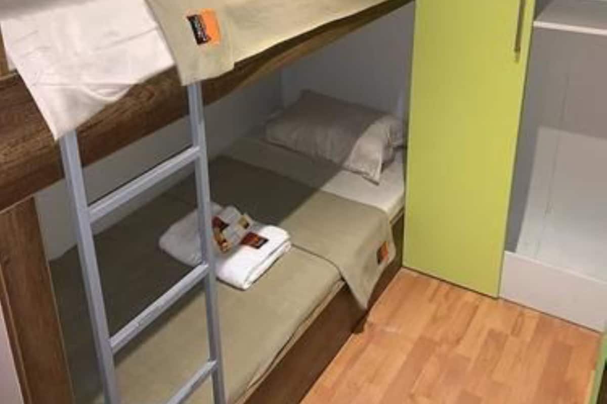 Fer et planche Ă repasser, draps fournis