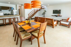 Full-size fridge, microwave, oven, stovetop - Penthouse con Alberca Privada (Playa del Carmen)