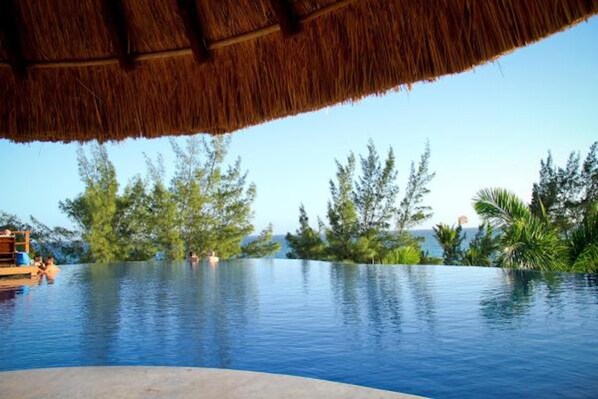 Alberca al aire libre y camastros 