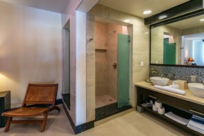 Departamento, 2 habitaciones | Baño | Regadera y toallas 