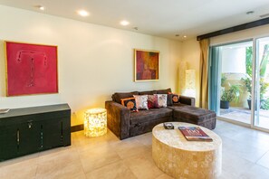 Appartement, 2 slaapkamers | Woonruimte | Een flatscreentelevisie