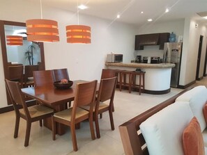 Departamento, 2 habitaciones | Área de sala de estar | Televisión de pantalla plana 