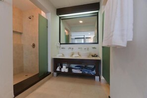 Apartamento, 2 habitaciones | Baño | Ducha y toallas