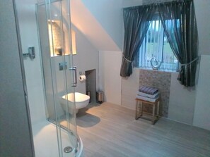 Family Double or Twin Room, Multiple Beds, Non Smoking | Bathroom amenities | Combined shower/tub, free toiletries, hair dryer, towels - Boutique Country House BandB (Crumlin)