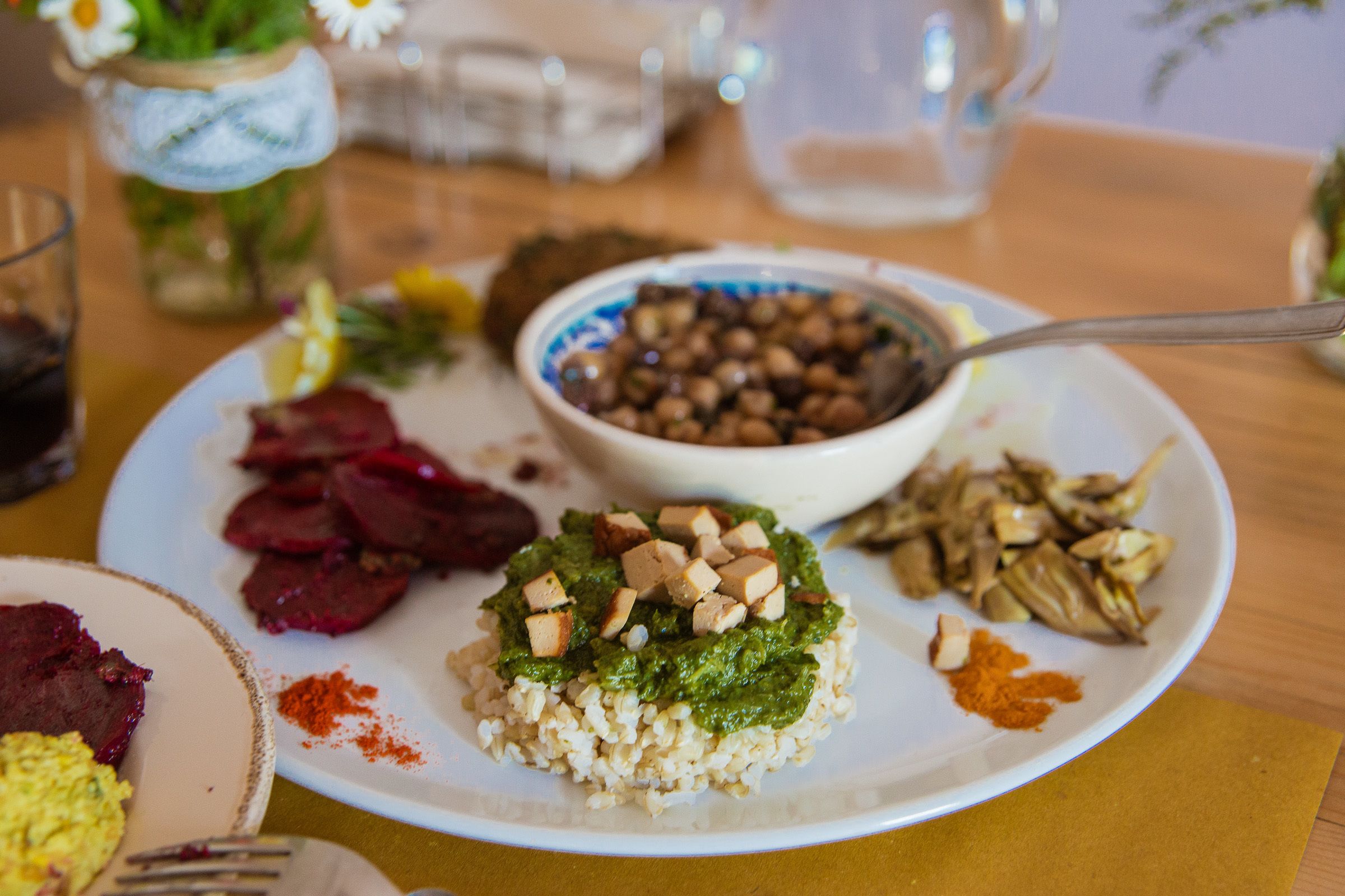 Um prato com vários alimentos, incluindo arroz, vegetais e carne.