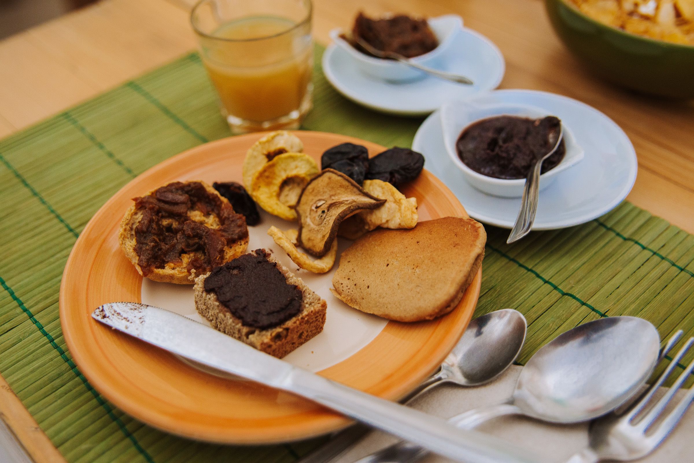 Desayuno con opciones de la cocina local incluido todos los días 