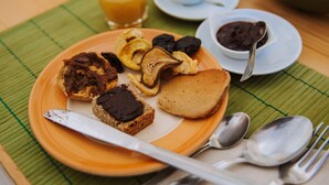Termasuk sarapan masakan tempatan setiap hari 