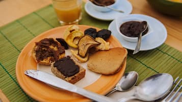 Desayuno con opciones de la cocina local incluido todos los días