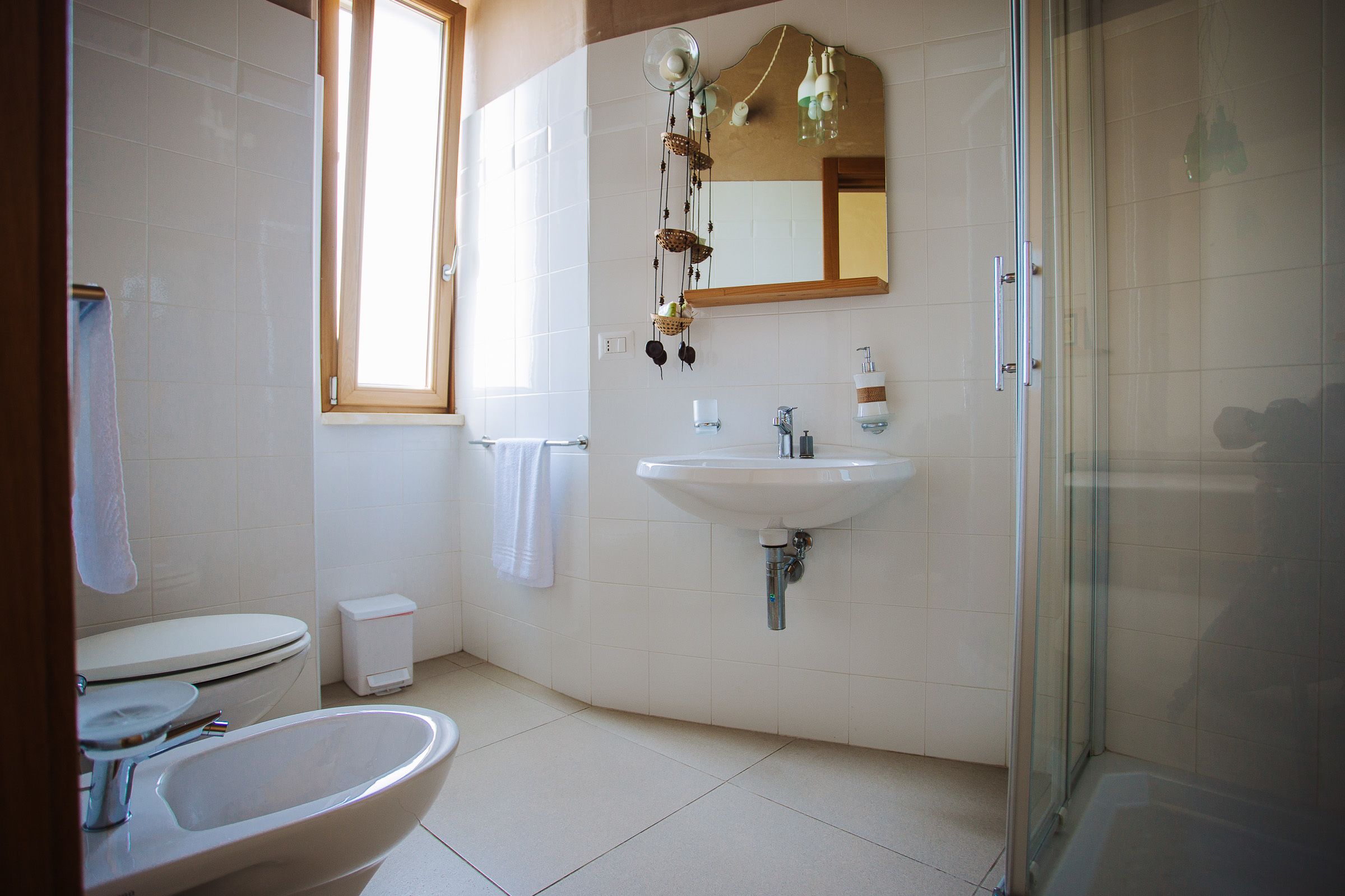 Un baño con inodoro, lavamanos y ducha.