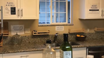 Full-sized fridge, microwave, oven, stovetop