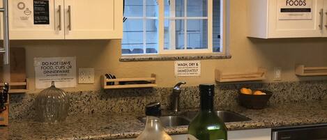 Full-size fridge, microwave, oven, stovetop