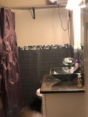 Combined shower/tub, deep soaking tub, rainfall showerhead, hair dryer - WHOLE Family - WholeStyl - Hostel (Sacramento)