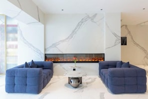 A modern living room with a fireplace, two sofas, and a coffee table. - Fed Happy ParkHOME (Shanghai)