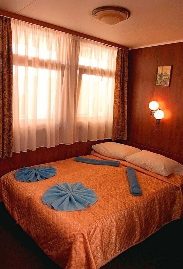 Comfort Double Room | Free WiFi, bed sheets