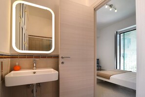 Comfort Triple Room, Balcony | Bathroom - Santi e Saraceni (Salerno)